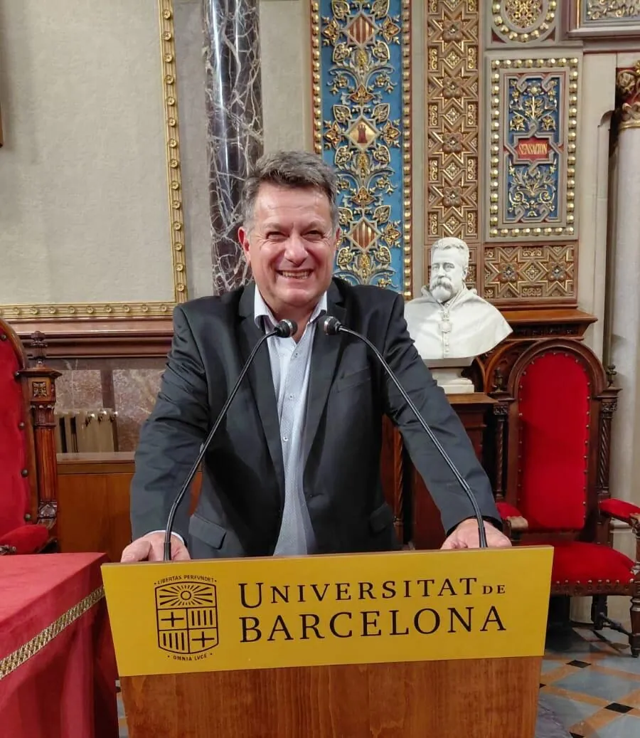 Llorenç Llop, radiestesista, durante una intervención en la Universitat de Barcelona
